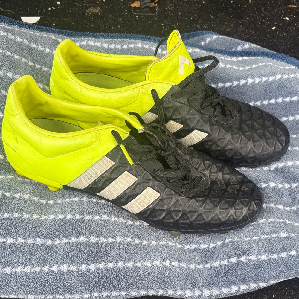 Adidas Men's Black and Neon Yellow Soccer Cleats used- size 7